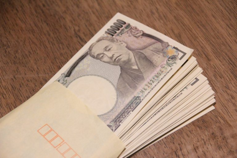 給与袋と1万円札