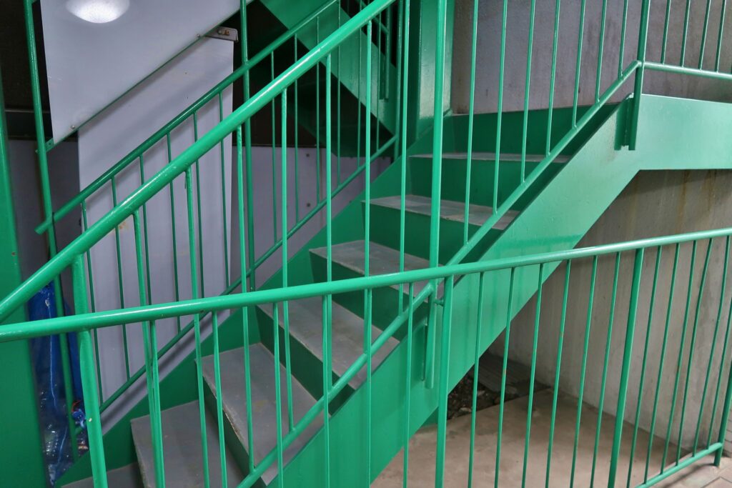 緑のさび止めを塗った階段